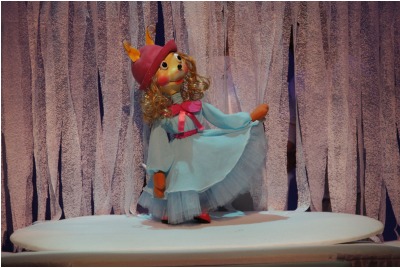 “Коледни звезди” <br /><tt>Източник: Държавен куклен театър Варна</tt>