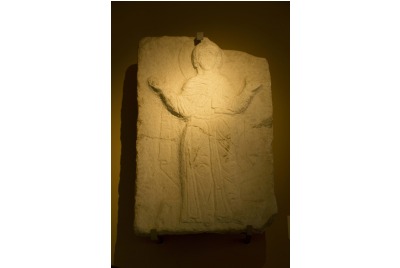 Средновековна каменна икона на Св. Богородица Оранта, Археологически музей - Варна <br /><tt>Източник: Р. Вълчанова</tt>